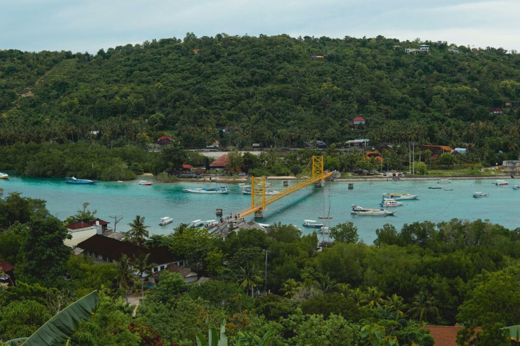 yellow bridge Nusa Lembongan met op de achtergrond Nusa Ceningan
