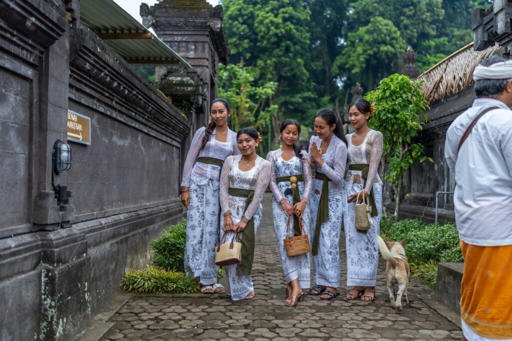 Balinese dames in traditionale kleding