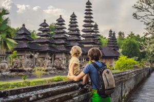 kind met vader bij tempel Bali