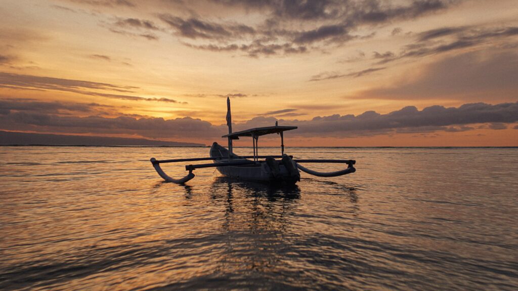 bootje op zee met prachtige zonsondergang