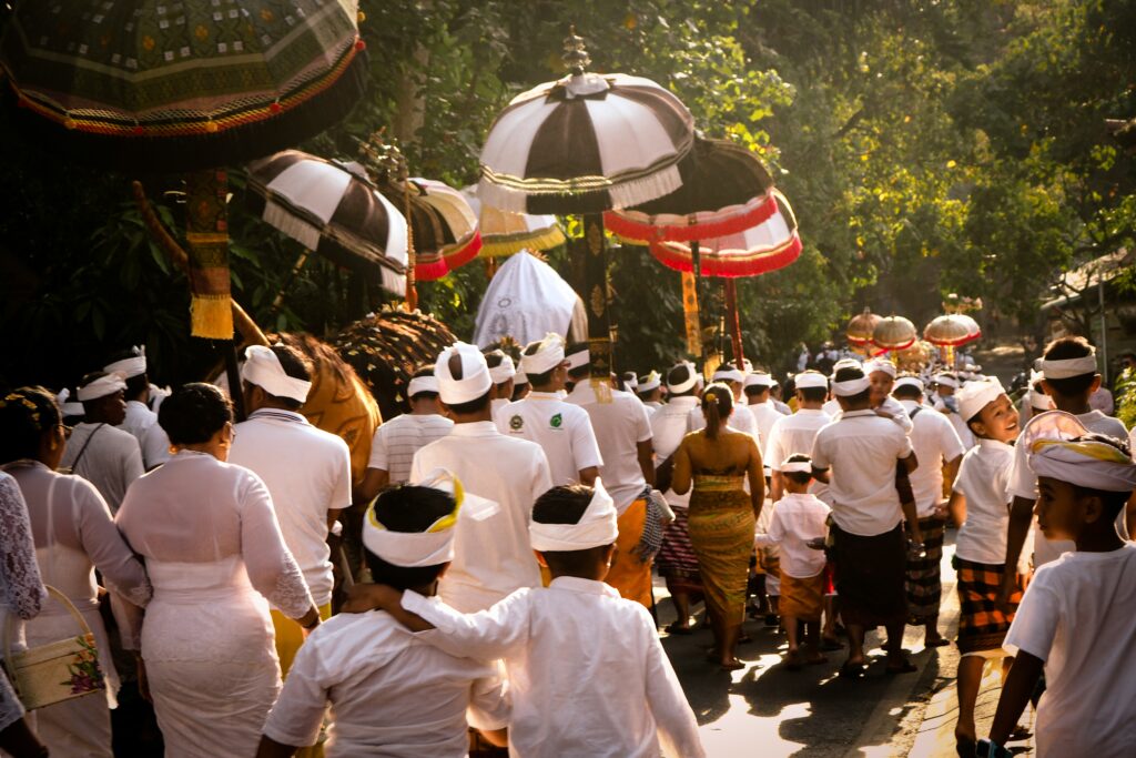 ceremonie en locals in Balinese kleding