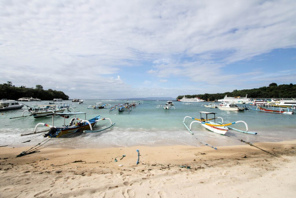bootjes in het water, aan het strand van Nusa Lembongan