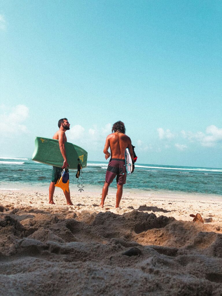 Surfers op het strand Bali