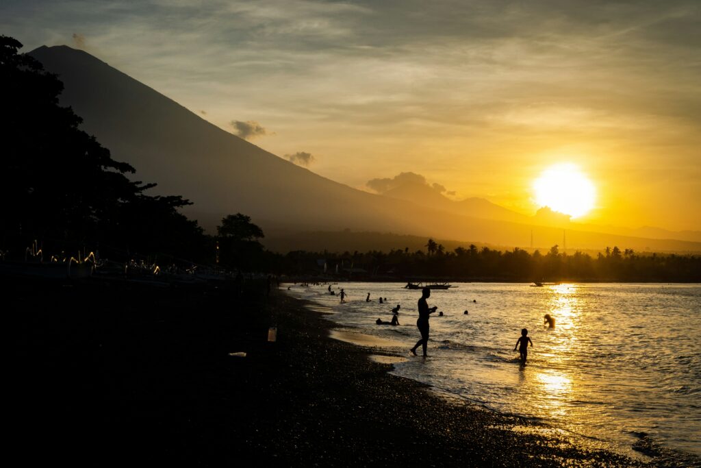 strand Amed Bali met zonsondergang