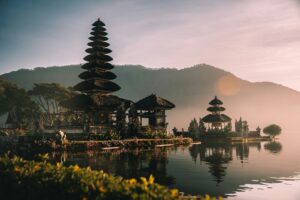 Pura Ulun Danu Bratan tempel tijdens zonsopkomst Bali